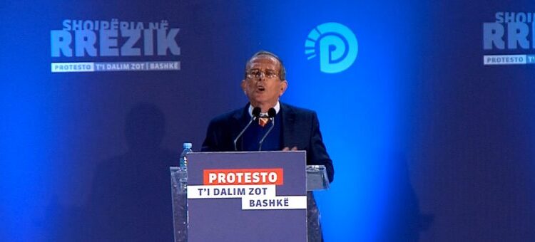 PROTESTA/ Deklarata e inxhinierit: Tentova të vras veten. Tatimet më vunë 45 mln lekë gjobë