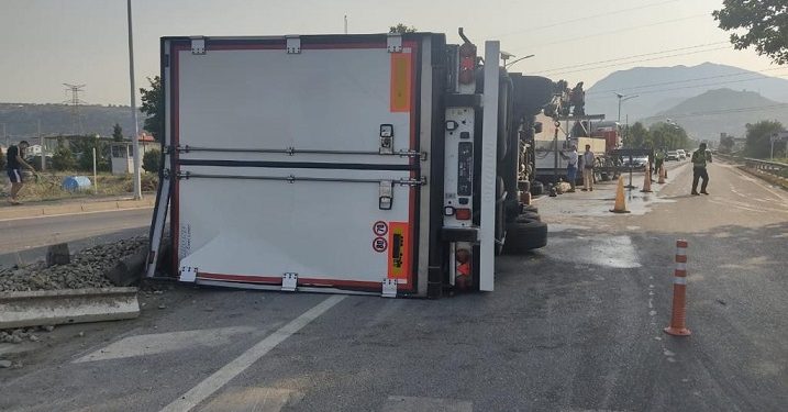 AKISIDENT I RËNDË/ Kamioni përmbyset në aksin Memaliaj-Krahës, bllokohet rruga