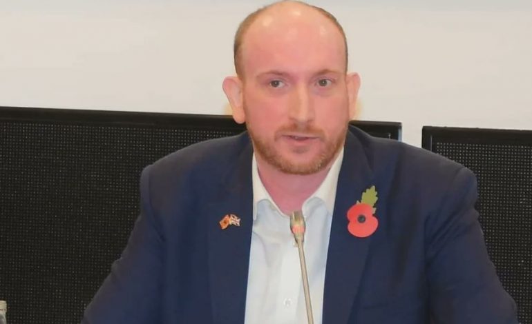“NE E ÇOJMË KONTRIBUTIN E SHQIPTARËVE NË BRITANI”/ King Smith zhgënjehet me të tijtë, merr në mbrojtje e emigrantët që shkojnë me gomone