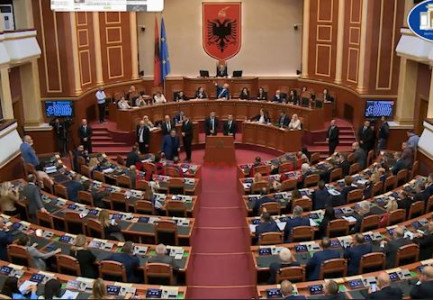 GARDA RRETHON FOLTOREN/ Përplasje në Kuvend! Momentet kur Paloka shkon drejt Ramës dhe…