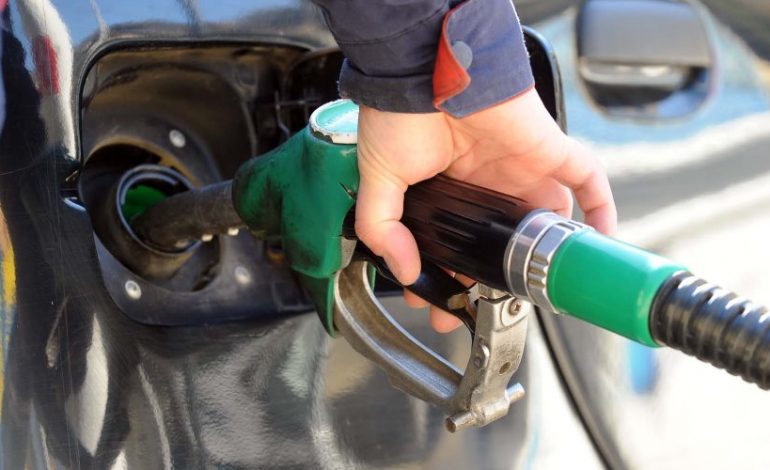 NDRYSHOJNË ÇMIMET E KARBURANTEVE/ Ja do të shitet nafta dhe benzina sot