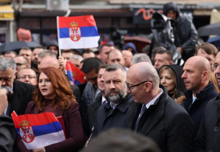 TENSIONET NË VERI TË KOSOVËS/ Si do të zëvendësohen mandatet e deputetëve serbë të cilët dhanë dorëheqjen?