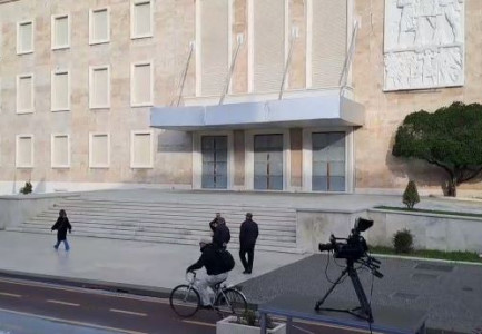 VIDEOLAJM/ Pak para protestës, ç’po ndodh tek Kryeministria! Mblidhen protestuesit e parë në Bulevard…