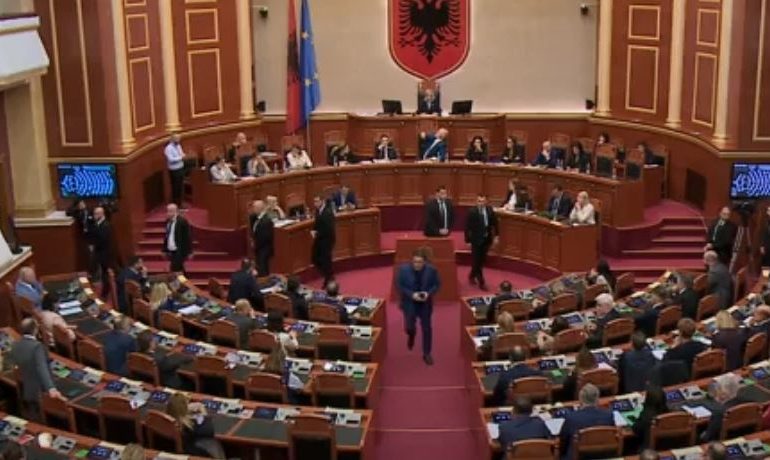 DEBATI NË KUVEND/ Rama: Dy të dehur shanë me libër shtëpie, harruan dhe tekstin prej alkoolit