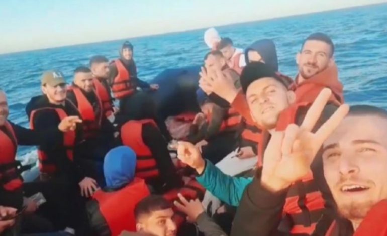 SHIFRAT REKORD TË EMIGRANTËVE NË BRITANI/ 972 njerëz me 22 varka, kaluan Kanalin Anglez vetëm të shtunën, veçohen shqiptarët