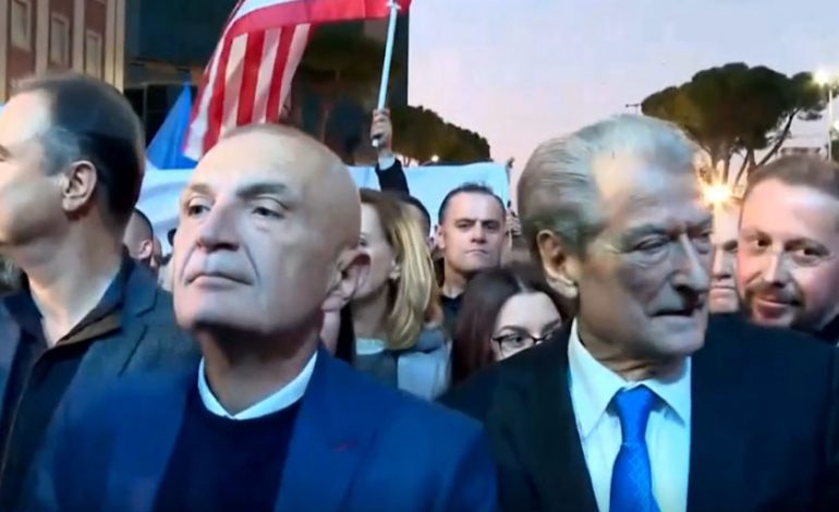 PROTESTA E OPOZITES/ Berisha takohet me Metën, DY liderët bashkohen mes turmës