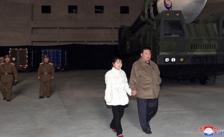 DIÇKA QË S’E KA PARË MË PARË/ Diktatori Kim Jong-un thyen rregullat, publikon foto bashkë me një nga fëmijët e tij