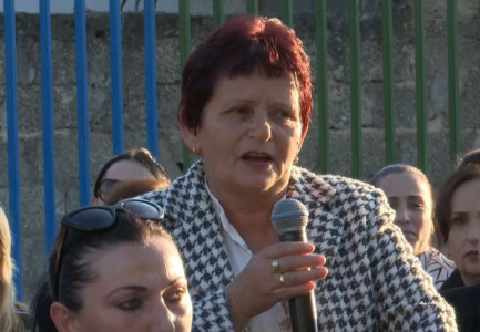 NDËRTIMI I SHKOLLËS/ Gruaja “ia thotë në sy” Ramës: Nuk shpresoj, a keni nëna ju… Kryeministri: Do e nxjerrësh kunjën…