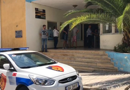 MBYLLET PARABURGIMI I SARANDËS/ Të arrestuarit dhe punonjësit transferohen në burgun e Fierit