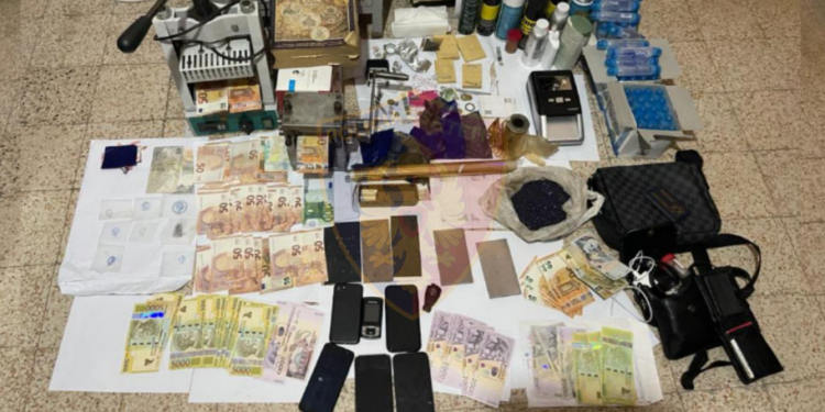 EMRAT/ Mijëra euro e lekë të falsifikuara, prokuroria e Elbasanit çon për gjykim dosjen e 6 të arrestuarve