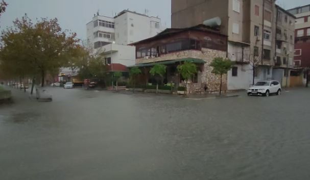MOTI I KEQ/ Durrësi nën ‘pushtetin e ujit’, përmbyten disa rrugë