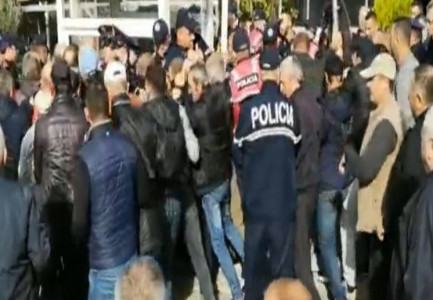 PROTESTA E QYTETARËVE TË DIVJAKËS/ Reagon Ministria e Turizmit: Pagesa është modeste 50 lekë! Banorët përjashtohen nga detyrimi