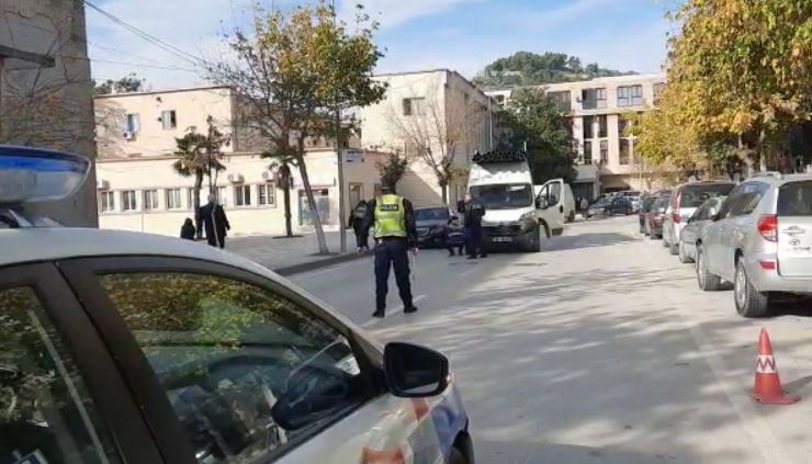 AKSIDENT NË BERAT/ Makina përplas 58-vjeçarin, i plagosuri transportohet në spital
