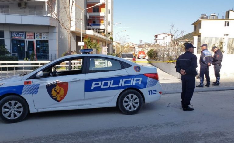 AKSIDENT NË VLORË/ Makina përplas këmbësoren, dërgohet në spital