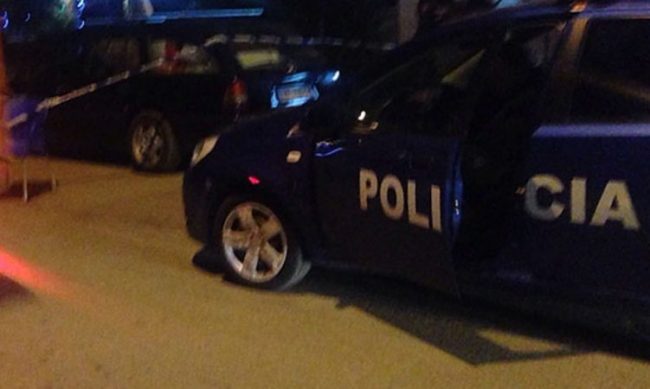 REFUZUAN KONTROLLIN E POLICISË/ 4 persona kapen me kokainë brenda lokalit në Tiranë, arrestohen 2 prej tyre