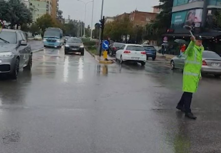 TENTUAN TË KORRUPTONIN POLICËT E RRUGORES/ Raporti i bluve të Tiranës: Hoqëm 173 leje drejtimi dhe prangosëm 36 shoferë