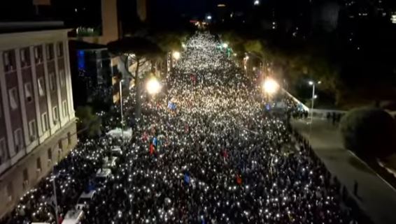 FOTOLAJM/ Fiken dritat në bulevardin “Dëshmorët e Kombit”, protestuesit ndezin telefonat