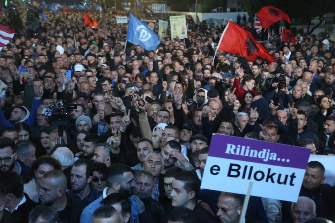 PROTESTA E 12 NËNTORIT JEHONË NË MEDIAT BRITANIKE/ Daily Mail: Mijëra shqiptarë dolën në rrugët e tiranës për të demonstruar kundër qeverisë Rama…