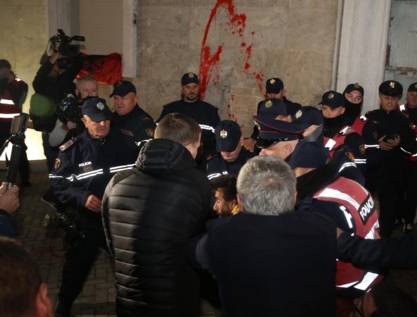 NGA GOMONIA TEK…/ REL pasqyron protestën e thirrur nga opozita para Kryeministrisë