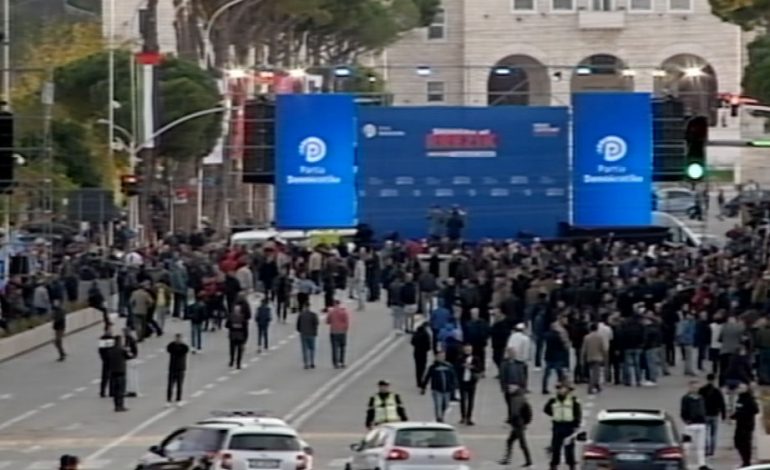PAMJET/ Protesta e opozitës së bashkuar, ndizet Bulevardi, fillojnë të grumbullohen qytetarët. Ja situata