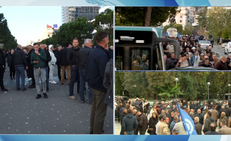ME PANKARTA NË DUAR/ Prindërit e fëmijëve të kopshtit ‘Zybejde Hanim’ në protestën e opozitës së bashkuar