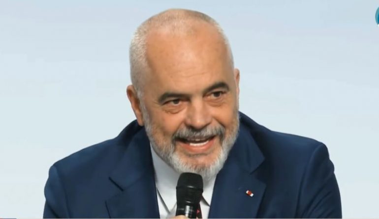 “JU HEQ KAPELEN”/ Batuta e Ramës: Macron je shumë kurajoz! Tani e kuptoj pse Putin do të të përqafojë