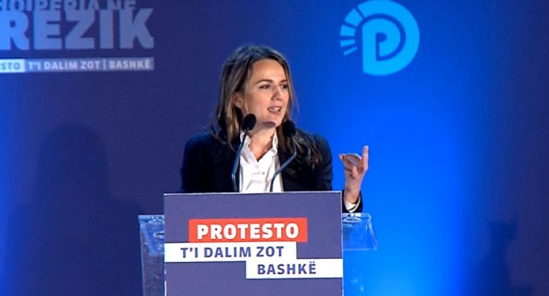 PROTESTA/ Rudina Hajdari PËRLOTET: Ju të gjithë më kujtoni Azemin. Misioni i tij ishte…