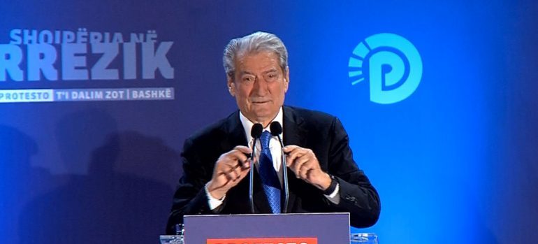 “VDEKJE MONIZMIT”/ Berisha thirrje qytetarëve në protestë: Të brohorasim si 30 vite më parë kundër diktaturës