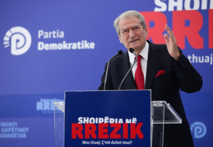 DEBATI PËR EMIGRANTËT NË BRITANI TË MADHE/ Berisha: Anglia të analizojë shkaqet e shndërrimit të shqiptarëve në popull të gomoneve nga qeveria e Ramës