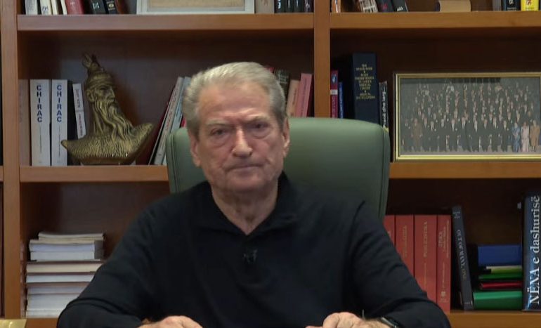 “TIRANA NË 10 QYTETET MË TË NDOTURA NË BOTË”/ Berisha thirrje qytetarëve për ‘12 nëntorin’: Protesto t’i dalim zot bashkë