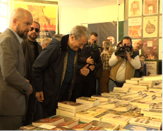 BERISHA VIZITON PANAIRIN E LIBRAVE/ Takohet me qytetarët dhe ndalet te stendat e librave