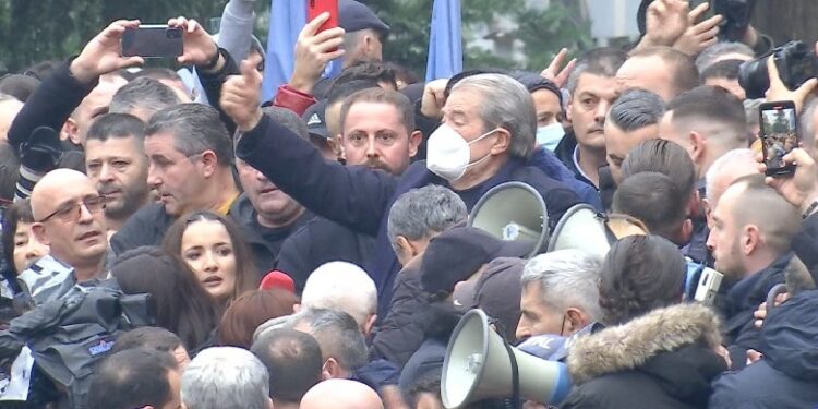 DETAJE NGA PROTESTA E OPOZITËS/ Mbi 1000 forca policore në terren, RENEA në gatishmëri