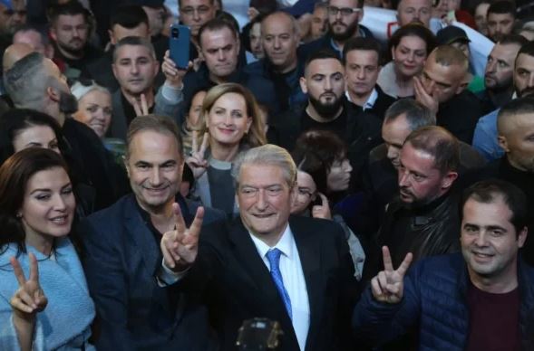 FOTOLAJM/ Nga Topalli te Salianji, PROTESTA bashkon demokratët! Kush janë emrat që iu pergjigjën thirrjes së Berishës