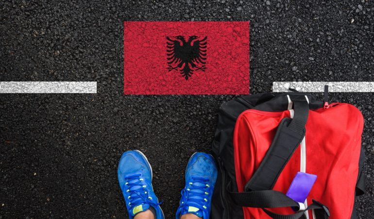 “MIGRIMI, RREZIK I MADH PËR SHQIPËRINË”/ Forbes: Mbi gjysma e popullsisë planifikon të ikë. Vendi i rrënuar nga një mori problemesh