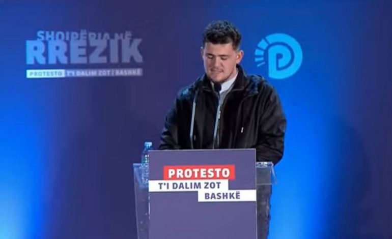 “ZOTI DHE SHQIPËRIA…”/ Studenti elektrizon turmën: Protesta është e shenjtë!