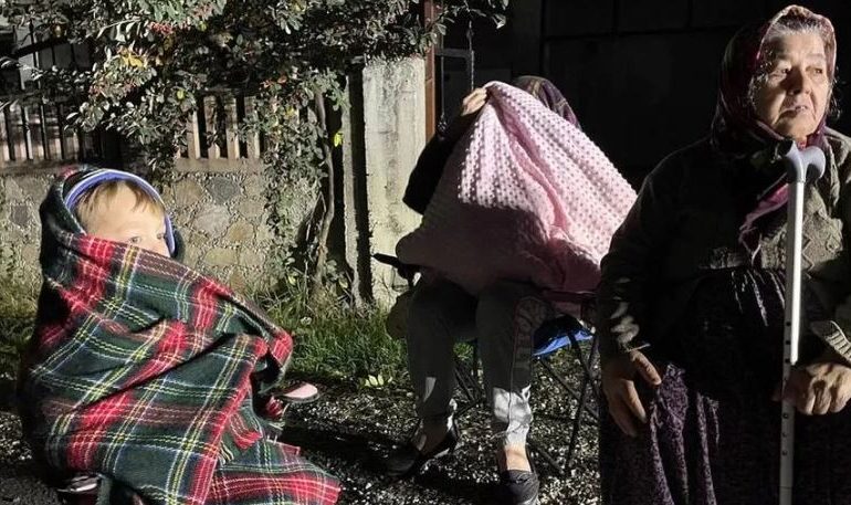 TËRMET I FUQISHËM GODET TURQINË/ Dhjetëra të lënduar, frikë dhe panik, qytetarët kalojnë natën në rrugë