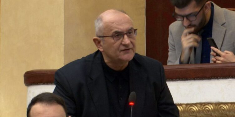 “O SKIZOFREN, MOS BËJ…”/ Masë disiplinore për Vasilin, përjashtohet pesë ditë nga Kuvendi