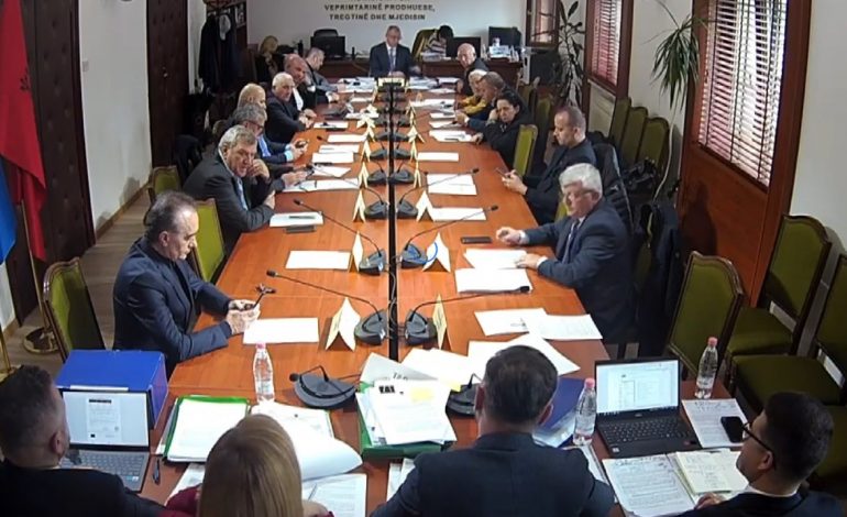 “ËSHTË ZOTI ALABBAR AI”/ Debatet në Kuvend për Portin e Durrësit, deputetët e opozitës: Vjen erë kjo punë…