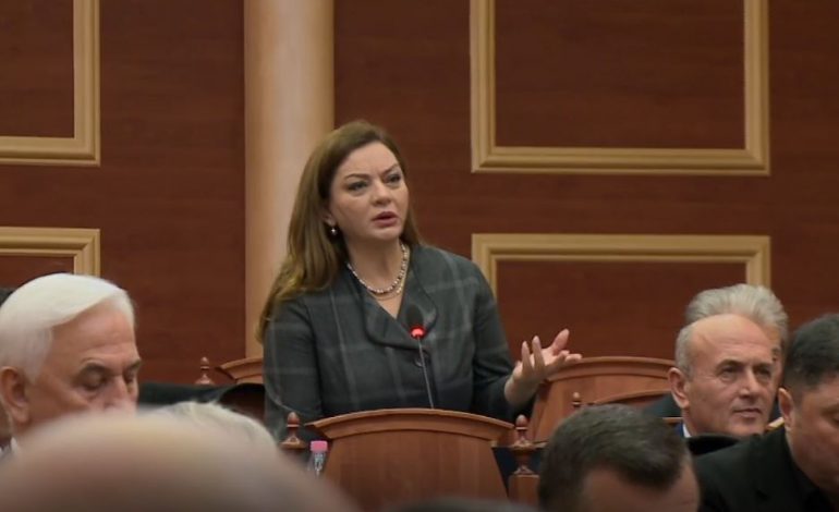 “VAJZAT E MIJA U TMERRUAN NGA GJUHA VULGARE E KRYEMINISTRIT”/ Vokshi thirrje Kuvendit: Përjashtoni nga seanca Ramën