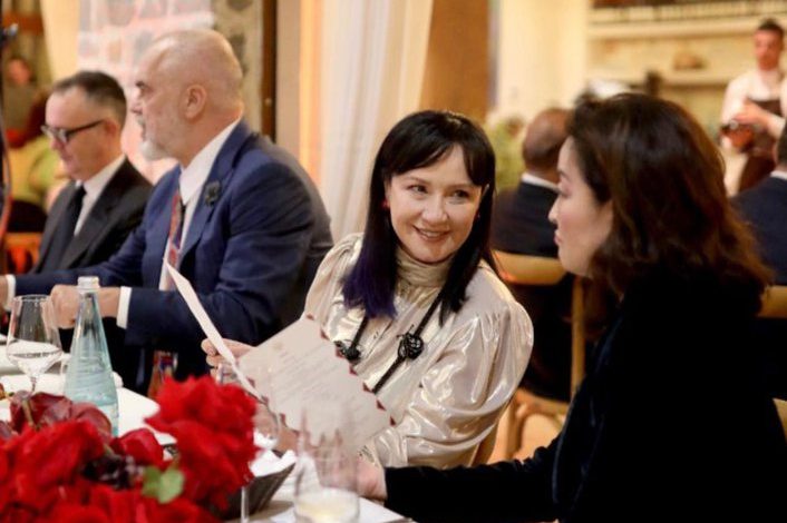 PAMJET/ Rama shtron darkë për ambasadorët e huaj, prezente dhe Linda