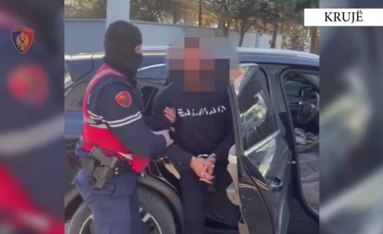 KË DO TË VRISTE? Arrestohet i riu në Fushë Krujë, u kap me pistoletë gati për qitje