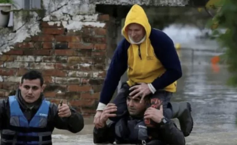 DISA ZONA TË SHKODRËS ENDE NËN UJË/ Rrugët e Obotit kalohen vetëm me mjete të larta
