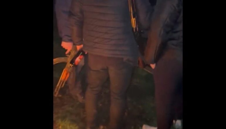 BARRIKADAT NË VERI TË KOSOVËS/ Filmohen persona të armatosur me kallashnikovë (VIDEO)