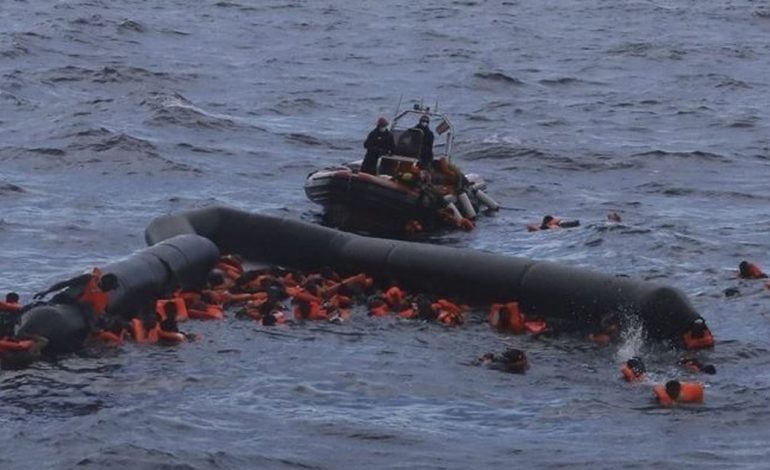 “BËHUNI GATI PËR SHUMË VIKTIMA…”/ Detaje nga mbytja e gomones në Kanalin Anglez, helikopterë e varka shpëtimi drejt “pikës së zezë”