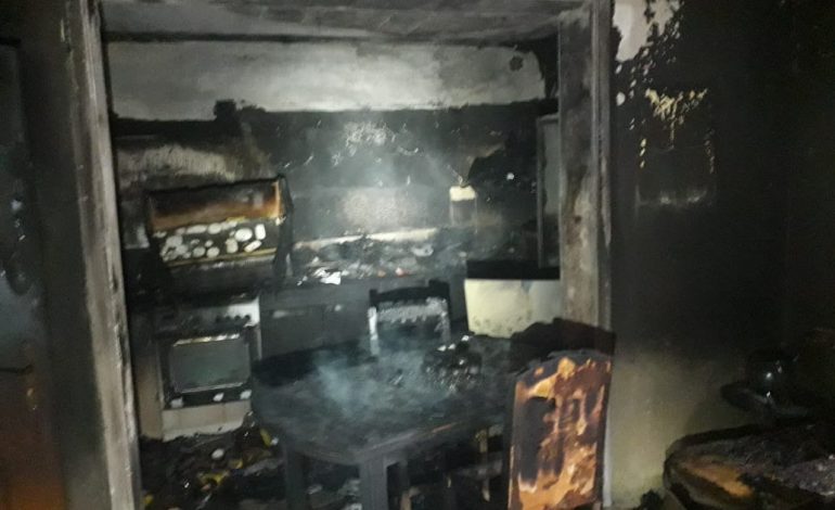PAMJET/ Përfshihet nga flakët një banesë në Elbasan, dyshohet se…
