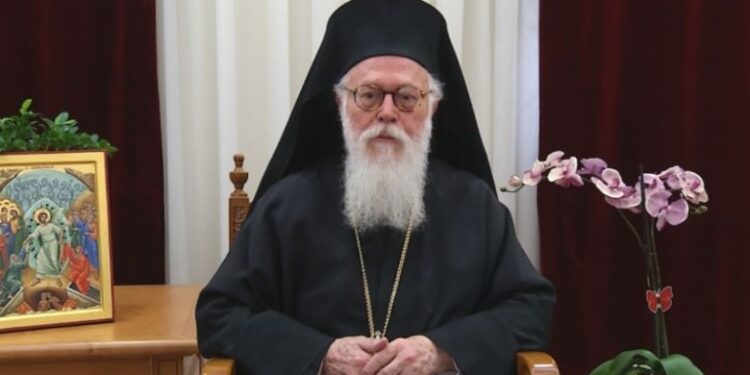 URON KRISHTLINDJET/ Kryepeshkopi Janullatos: Botën vazhdojnë ta mundojnë edhe luftërat e një lloji tjetër, ato ekonomike, diplomatike, ideologjike