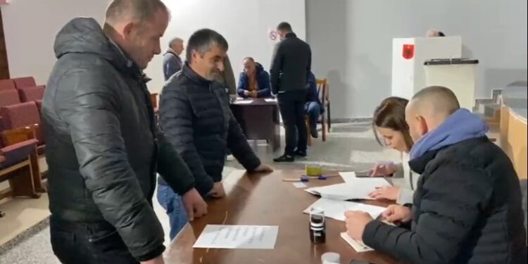 PRIMARET/ Mbyllet numërimi në Dibër, dy kandidatët më të votuar shkojnë në balotazh