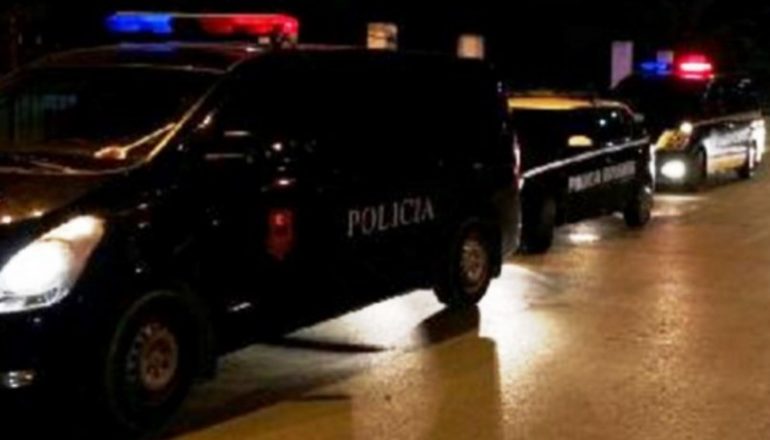 ÇFARË NDODHI? Policia aksion në Peqin, kontrolle në disa banesa dhe ambiente për kërkim e personave me rekorde kriminale