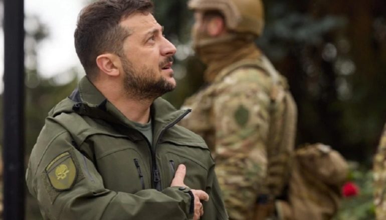 ZELENSKY PËRGATIT DHURATËN PËR JOE BIDEN/ Flamurin ukrainas të firmosur nga ushtarët
