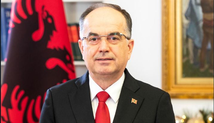 “LUFTA JONË JO ME NJËRI-TJETRIN, POR…”/ Presidenti Begaj shpreh urimin e tij për Vitin e Ri: Mos u kurseni të tregoni dashuri dhe mirënjohje